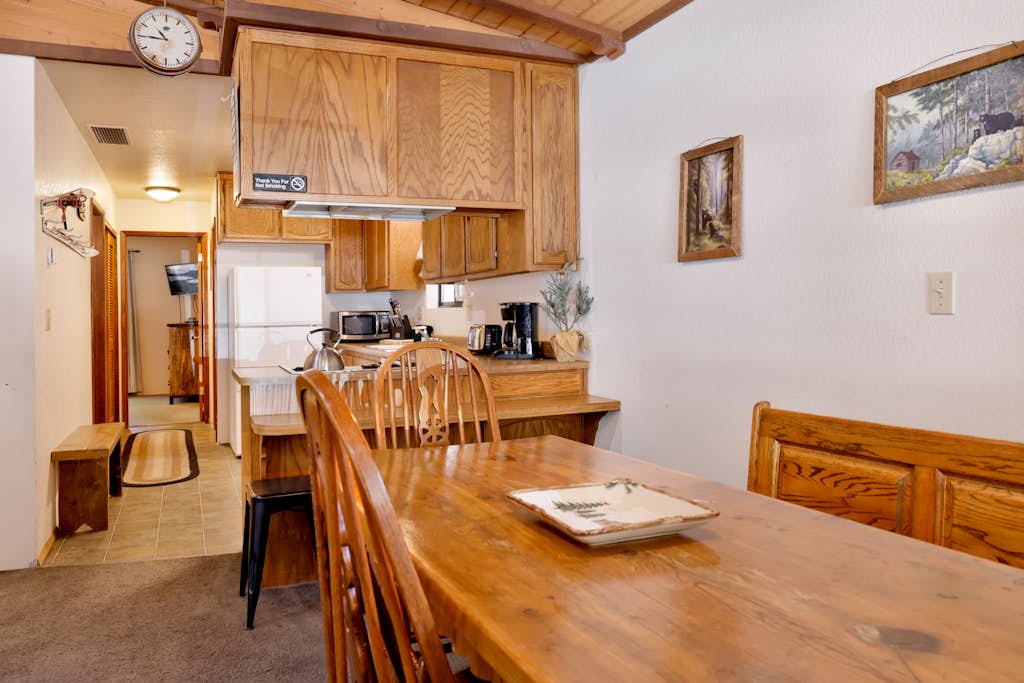 Adorable 2BR/2BA Moonridge Cabin: Single-Story, Wood Fireplace & Flat Parking