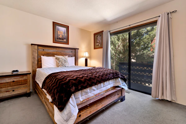 Adorable 2BR/2BA Moonridge Cabin: Single-Story, Wood Fireplace & Flat Parking