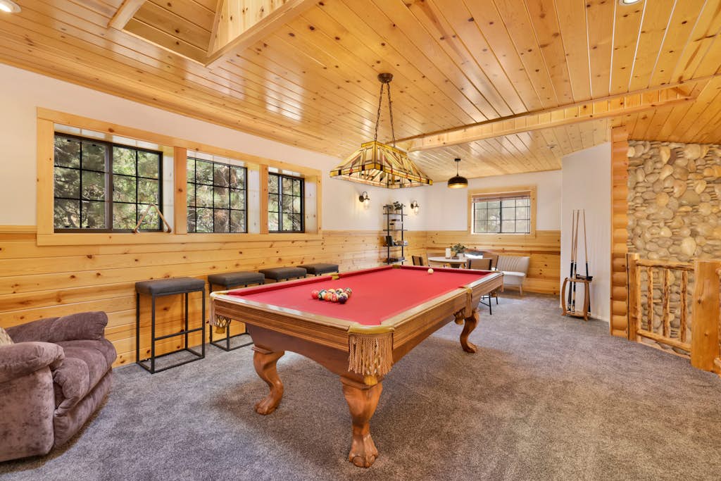 Walk-to-Slope 3BR Sanctuary: Private Sauna, Hot Tub, 3-Car Parking & Fenced Yard