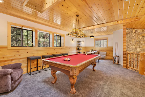 Walk-to-Slope 3BR Sanctuary: Private Sauna, Hot Tub, 3-Car Parking & Fenced Yard