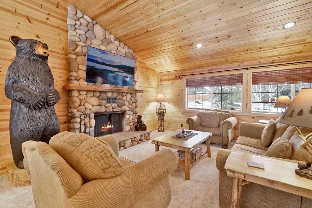 "All About Fun" - 3BR/3BA Log Cabin: Arcade, Foosball, Hot Tub & Fenced Yard