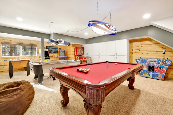 "All About Fun" - 3BR/3BA Log Cabin: Arcade, Foosball, Hot Tub & Fenced Yard