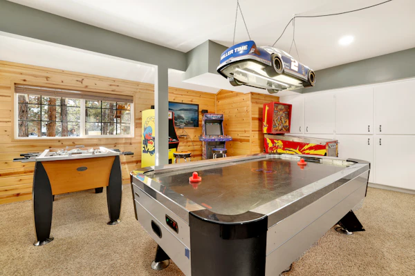 "All About Fun" - 3BR/3BA Log Cabin: Arcade, Foosball, Hot Tub & Fenced Yard