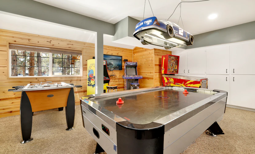 "All About Fun" - 3BR/3BA Log Cabin: Arcade, Foosball, Hot Tub & Fenced Yard