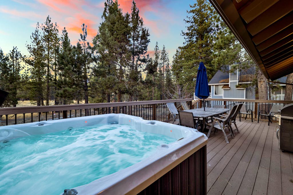 "All About Fun" - 3BR/3BA Log Cabin: Arcade, Foosball, Hot Tub & Fenced Yard