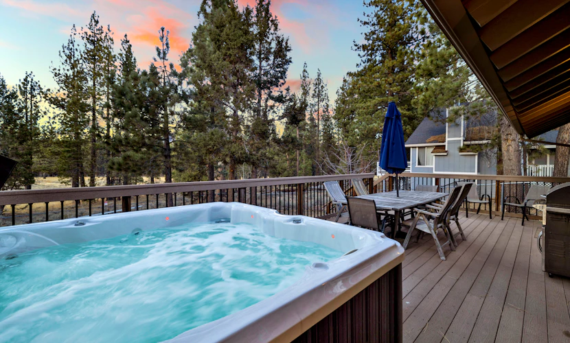 "All About Fun" - 3BR/3BA Log Cabin: Arcade, Foosball, Hot Tub & Fenced Yard