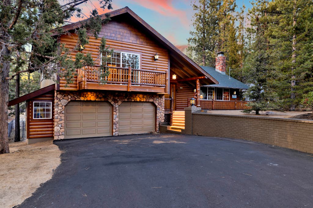 "All About Fun" - 3BR/3BA Log Cabin: Arcade, Foosball, Hot Tub & Fenced Yard