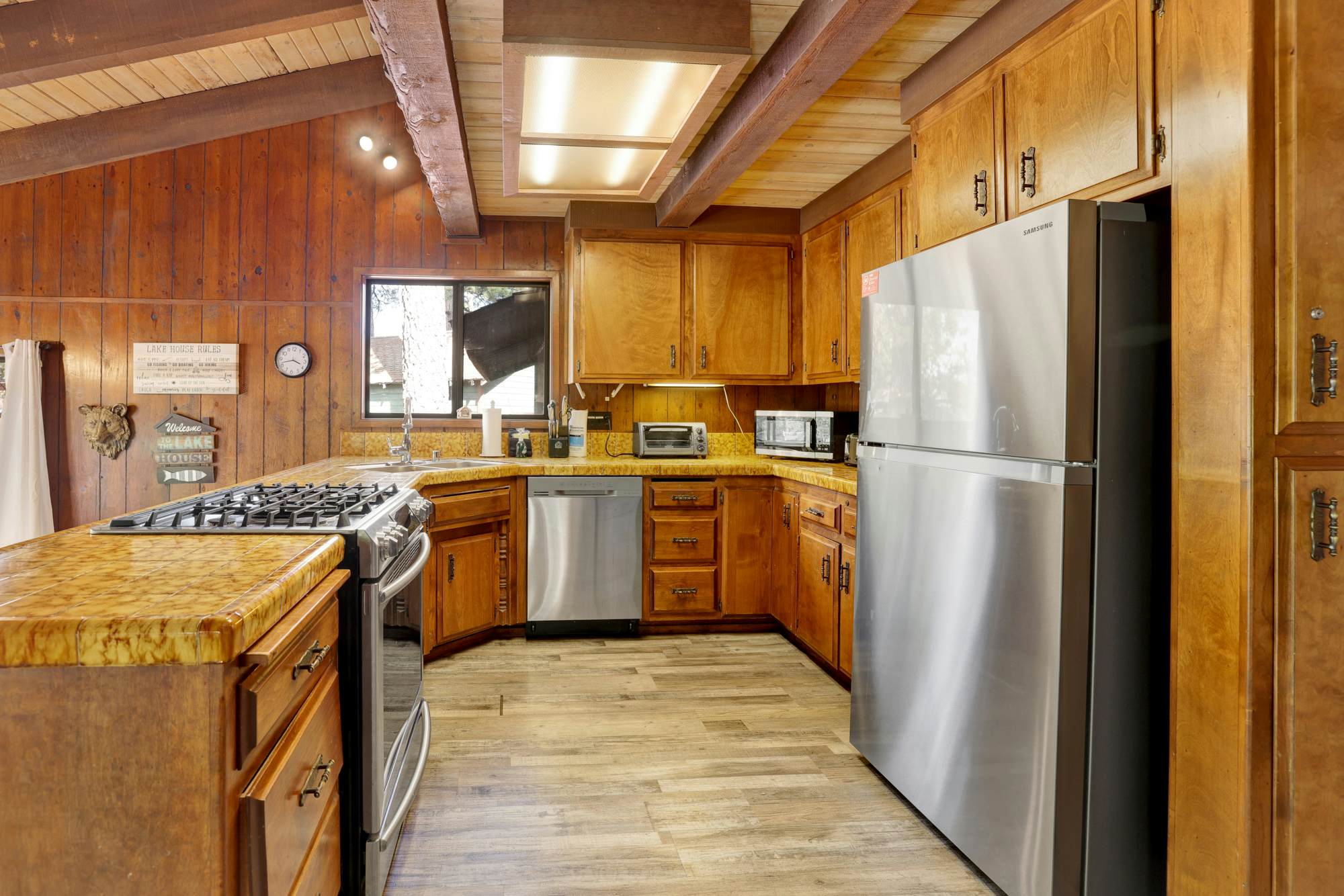 121-Lakeview Fishing House