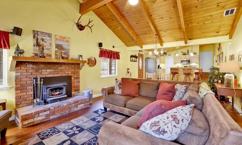 Pet Friendly Log Cabin: Fenced Deck, Propane BBQ & 2-Car Garage Access