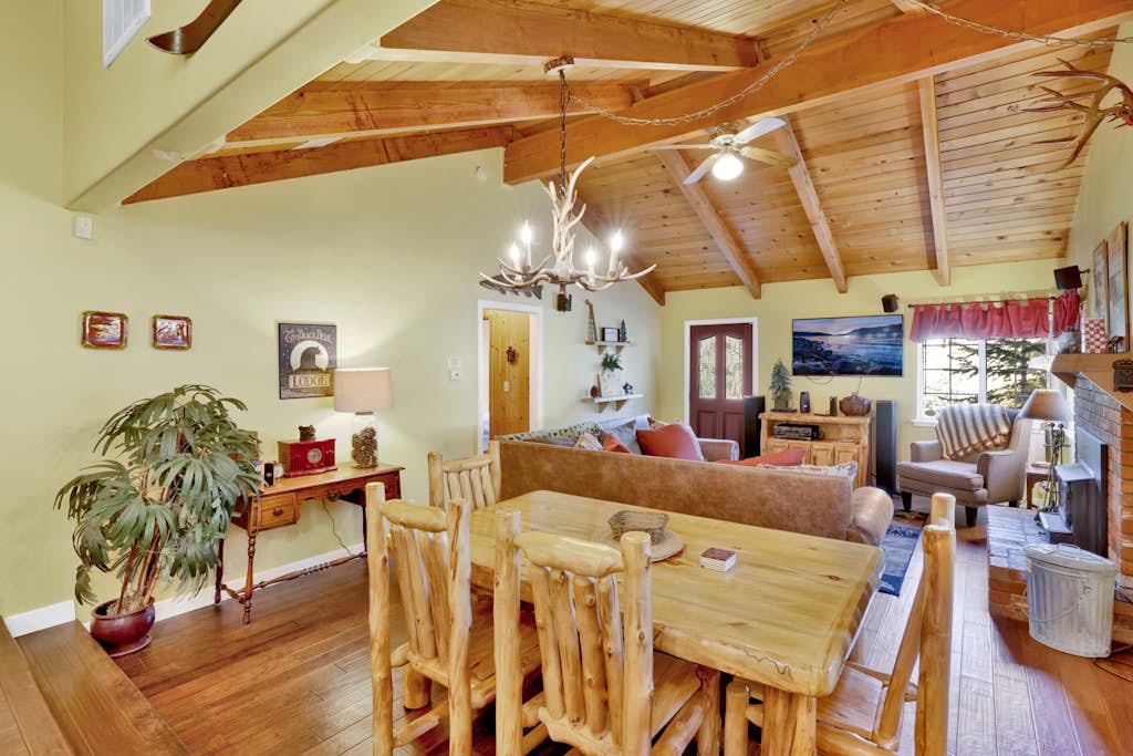 Pet Friendly Log Cabin: Fenced Deck, Propane BBQ & 2-Car Garage Access
