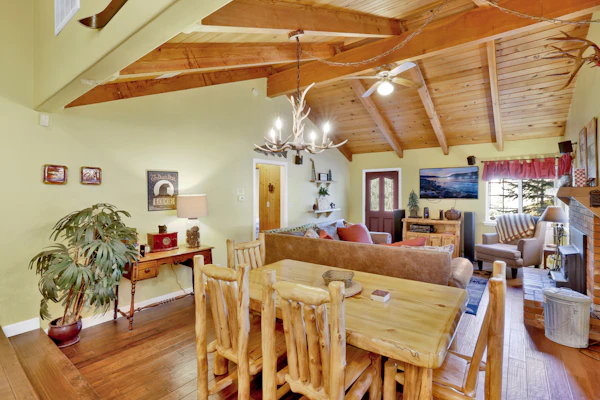 Pet Friendly Log Cabin: Fenced Deck, Propane BBQ & 2-Car Garage Access