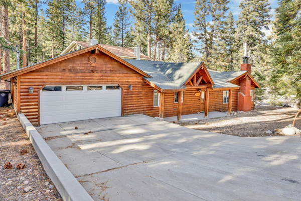 Pet Friendly Log Cabin: Fenced Deck, Propane BBQ & 2-Car Garage Access