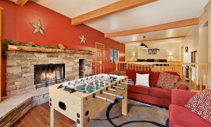 Spacious 5BR Mountain Estate: 5-Car Parking, Pet-Friendly, Deck & Hot Tub