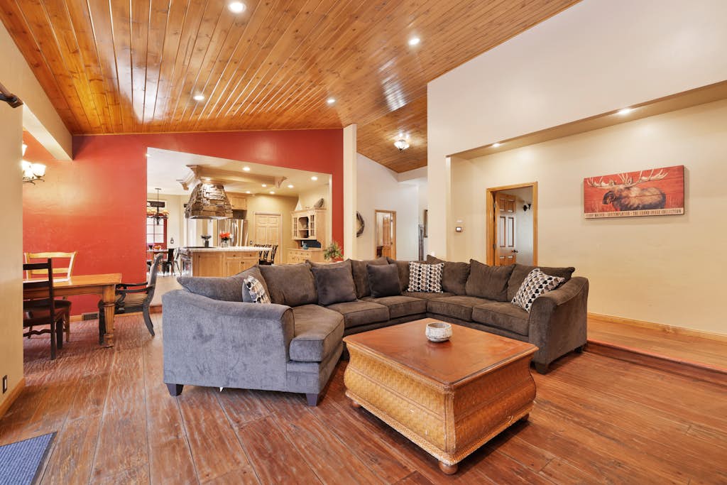 Spacious 5BR Mountain Estate: 5-Car Parking, Pet-Friendly, Deck & Hot Tub