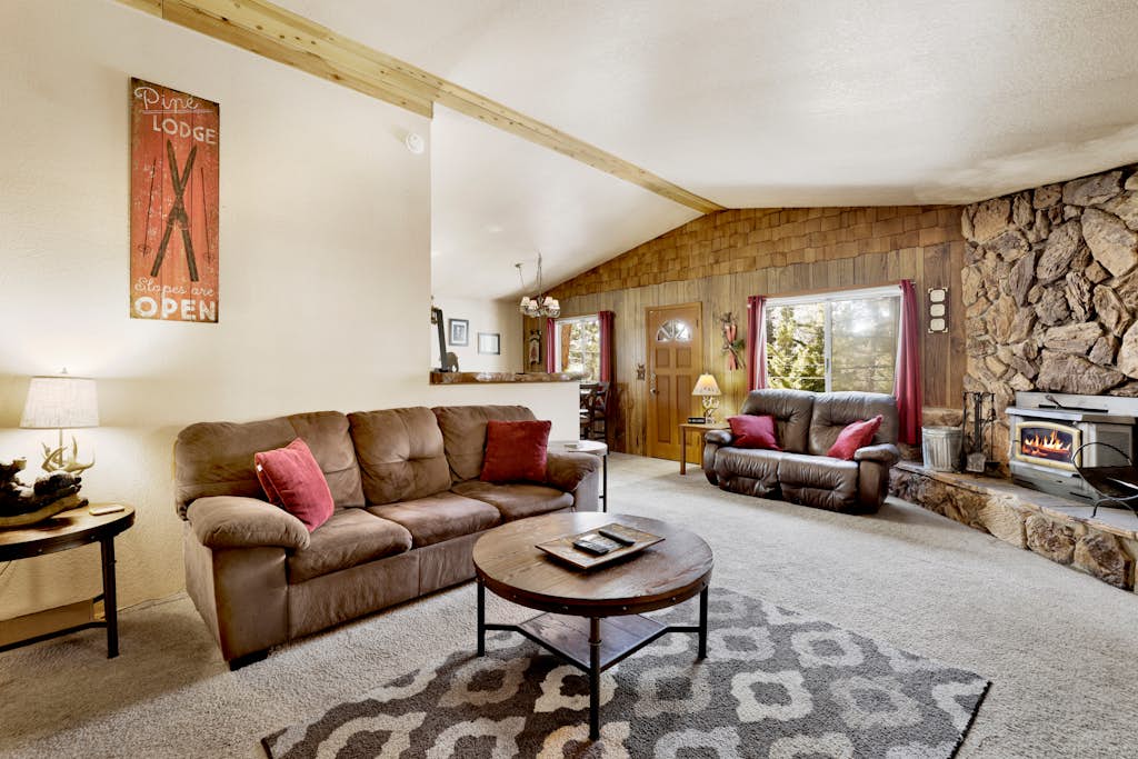 Upper Moonridge Chalet: 2BR/2BA, Private Hot Tub, Wood Fireplace & WiFi