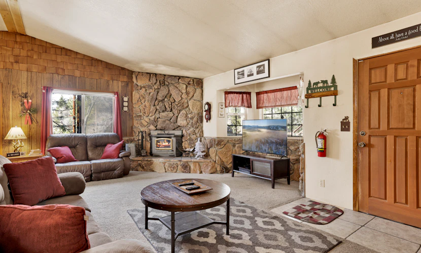 Upper Moonridge Chalet: 2BR/2BA, Private Hot Tub, Wood Fireplace & WiFi