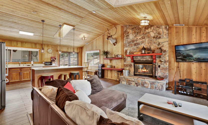 Pines & Needles Retreat at Big Bear- Hot Tub- Central Location-