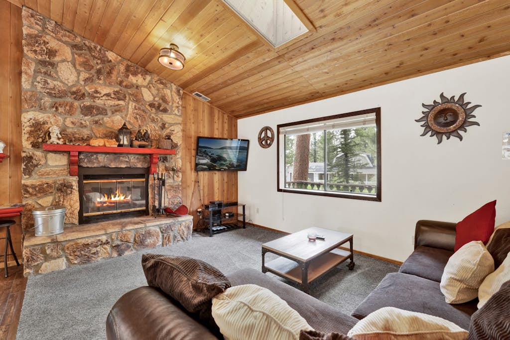 Pines & Needles Retreat at Big Bear- Hot Tub- Central Location-