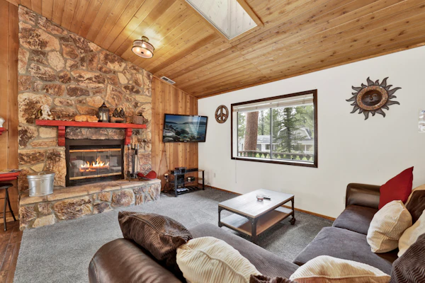 Pines & Needles Retreat at Big Bear- Hot Tub- Central Location-