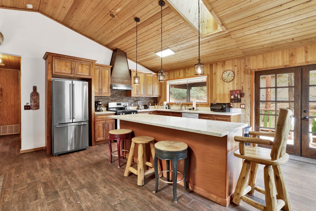 Family & Pet Friendly 2BR: Mins to Snow Summit w/ Hot Tub & BBQ