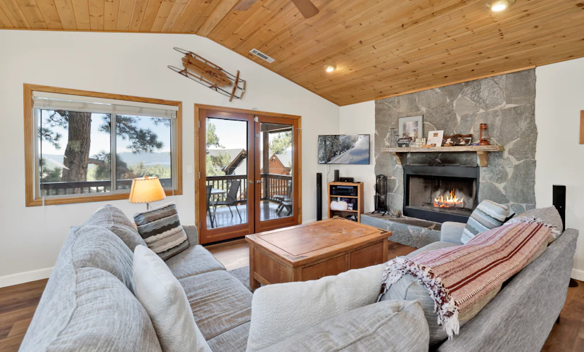 I Love View: 3BR/2BA Modern Cabin w/ Shuffleboard & Jetted Spa Tub