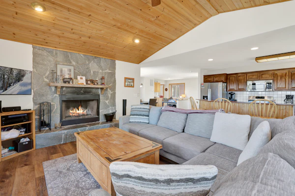 I Love View: 3BR/2BA Modern Cabin w/ Shuffleboard & Jetted Spa Tub