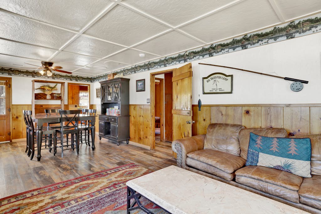 Frank's Old Bear Lakefront Family Cottage