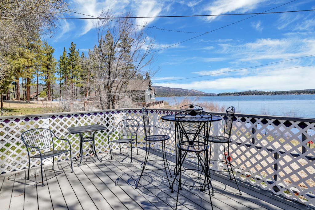 Modern 2BR Lakefront Cabin: Mins to Village w/ Dock Access & WIFI