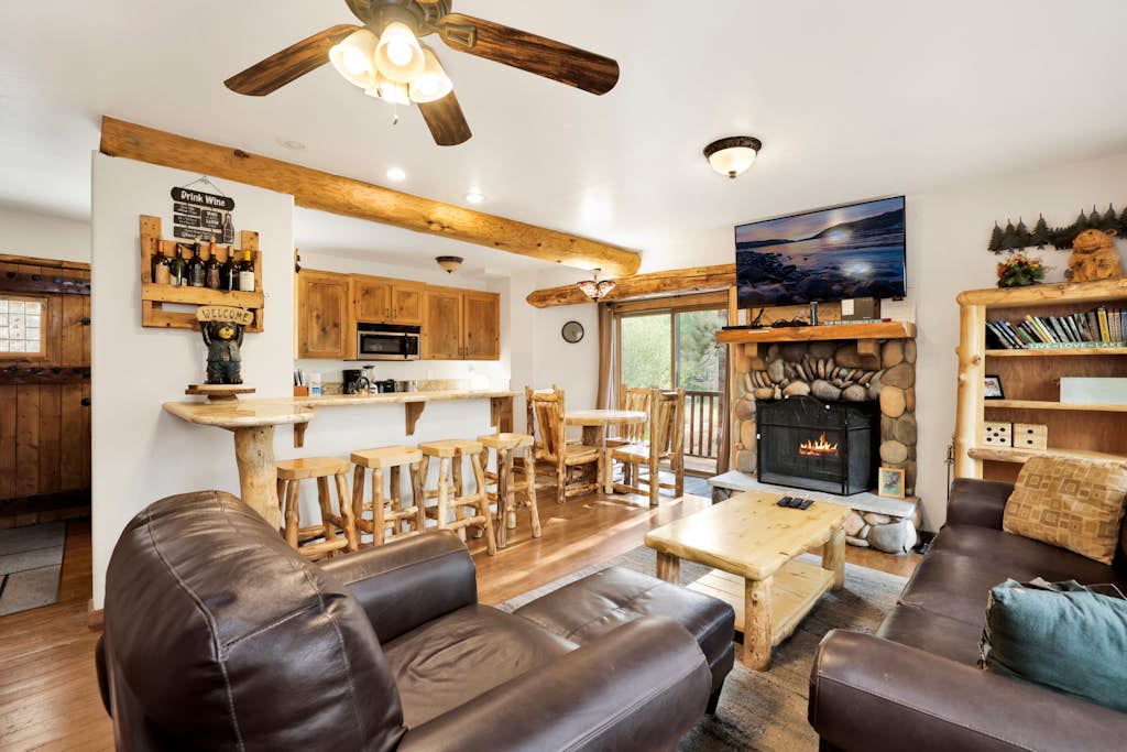 Living Log Cabin Retreat w/ Hot Tub in Big Bear