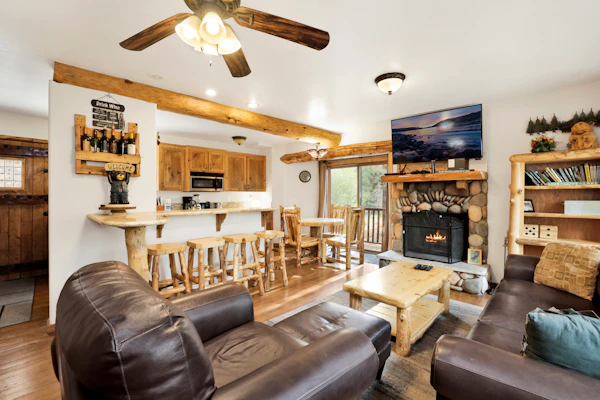 Living Log Cabin Retreat w/ Hot Tub in Big Bear