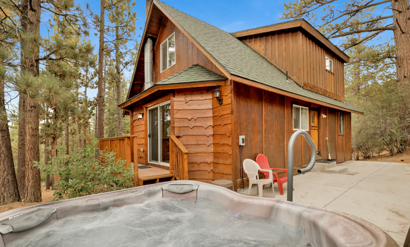 Living Log Cabin Retreat w/ Hot Tub in Big Bear