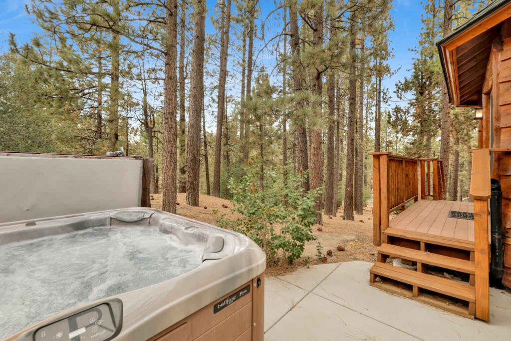 Living Log Cabin Retreat w/ Hot Tub in Big Bear