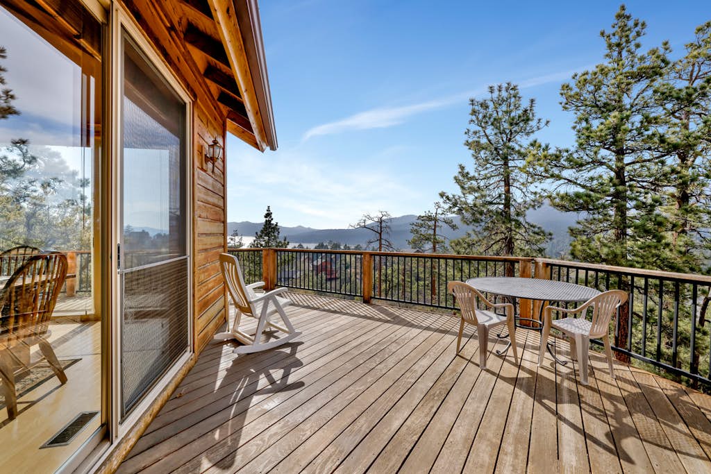 Luxury 3BR/3BA Castle Glen Chalet: Large Sun Deck, Gas BBQ & Private Yard
