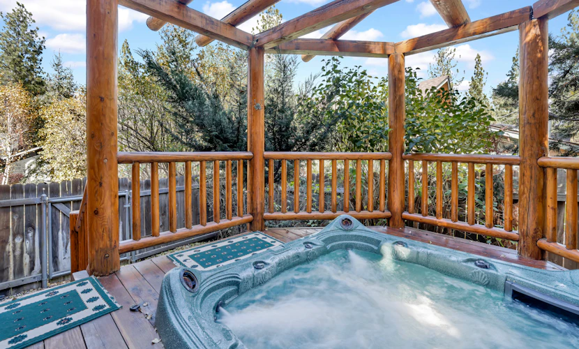 Knotty and Nice Big Bear- Hot Tub- Lakeside Log Cabin