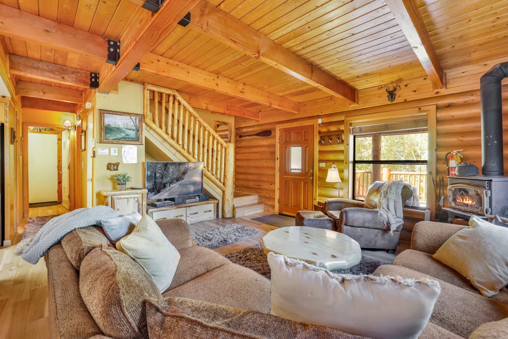 Knotty and Nice Big Bear- Hot Tub- Lakeside Log Cabin