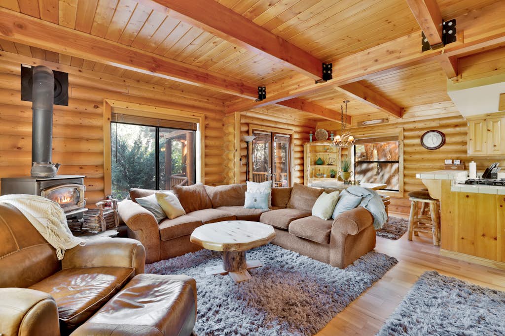 Knotty and Nice Big Bear- Hot Tub- Lakeside Log Cabin
