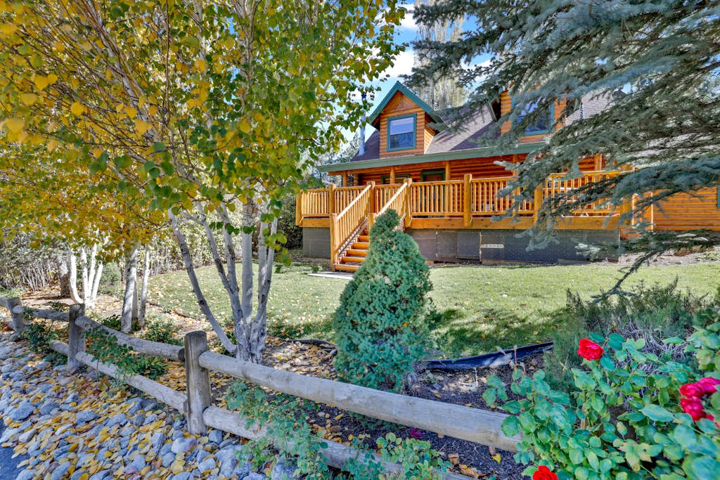 Knotty and Nice Big Bear- Hot Tub- Lakeside Log Cabin