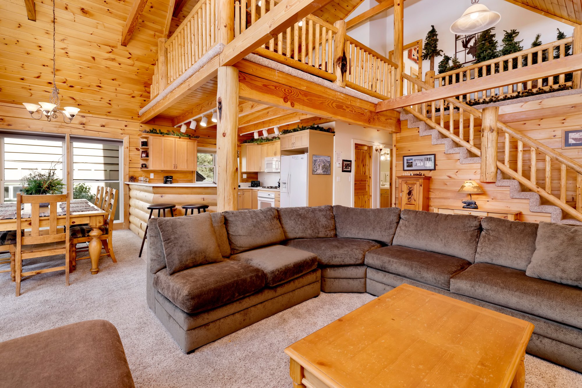 Arktos Jewel Log Cabin w/ Hot Tub + Pool Table