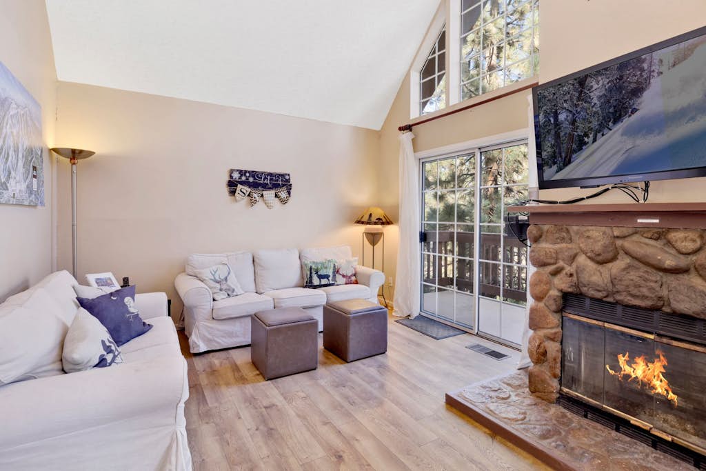 Bear Mountain Resort Chalet - Walk to Ski/Golf/Hiking- Essentials Included