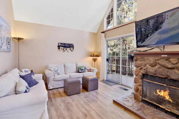 Bear Mountain Resort Chalet - Walk to Ski/Golf/Hiking- Essentials Included