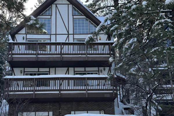 Bear Mountain Resort Chalet - Walk to Ski/Golf/Hiking- Essentials Included