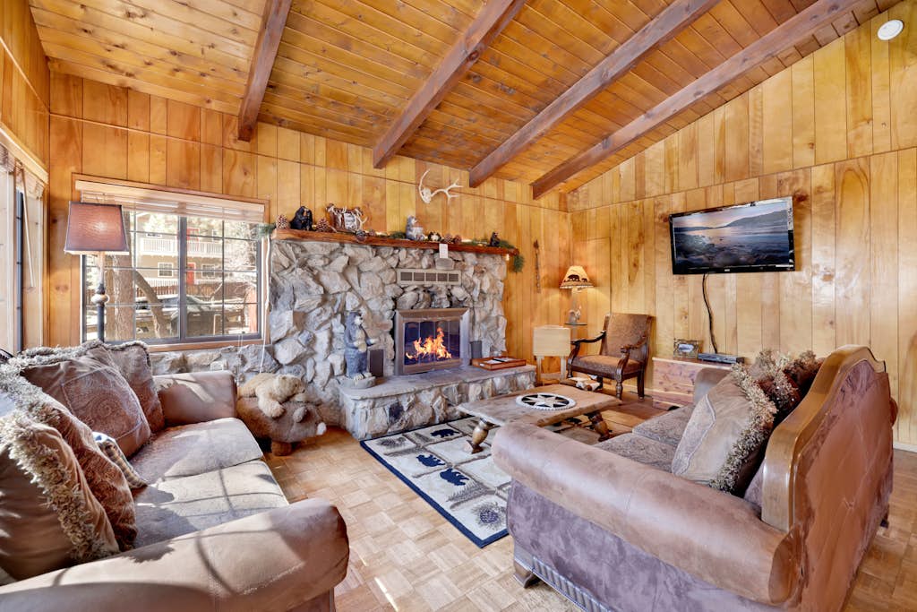Adorable Village Retreat at Big Bear - Walk to Lake and Marina