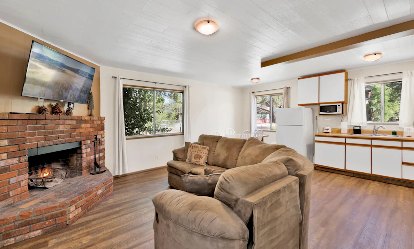 Twin Pines Family Lakeside Cabin- Village Location