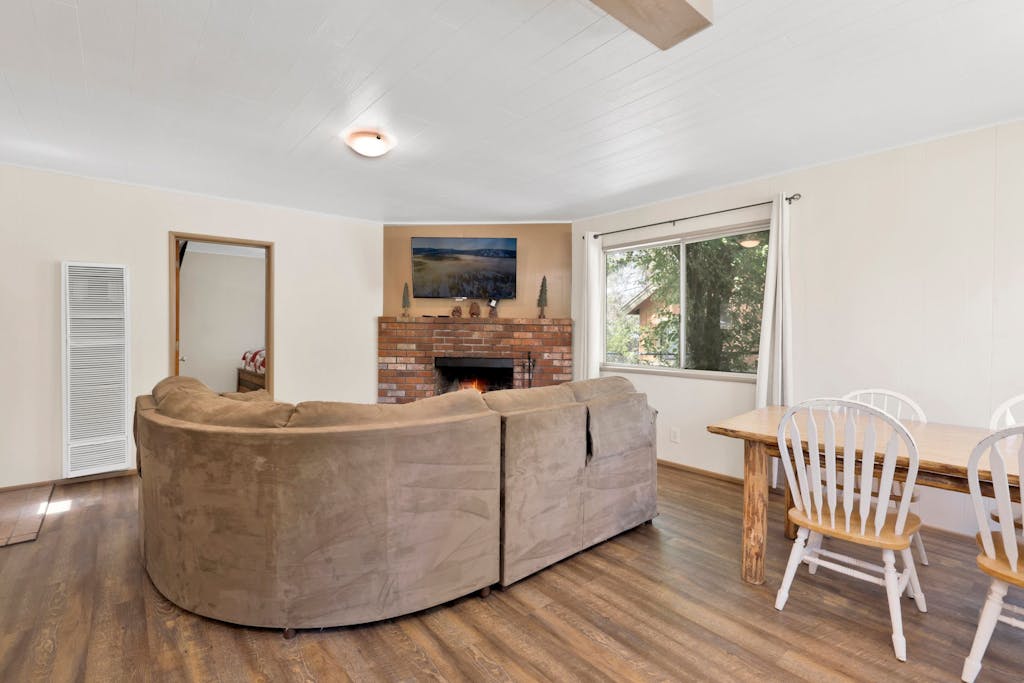 Twin Pines Family Lakeside Cabin- Village Location