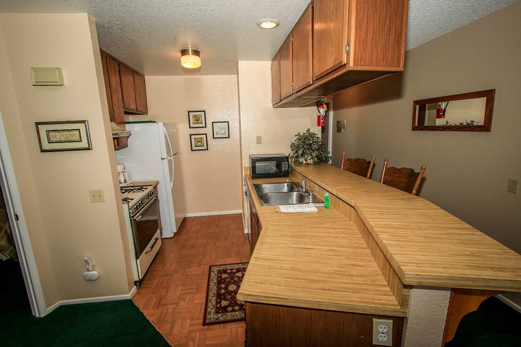 Cozy 2BR Lakeview Escape: Wood Fireplace, BBQ & Resort Amenities