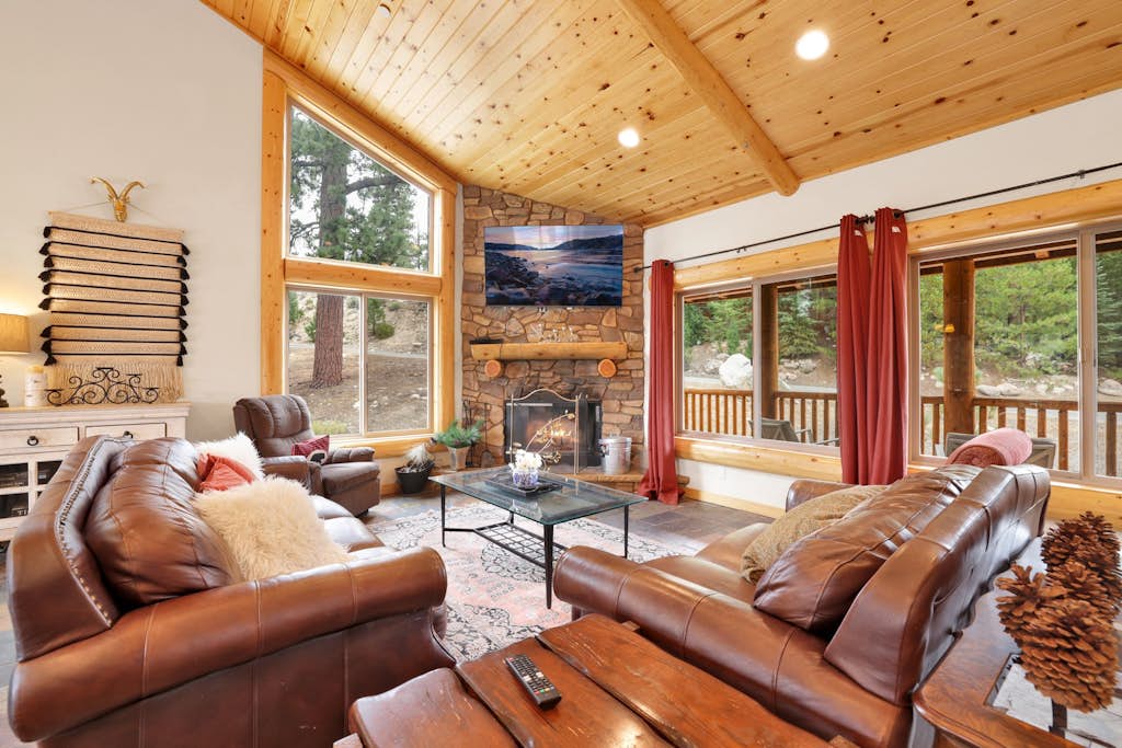 Eagle Ridge Views Log Cabin w/ Hot Tub + Games