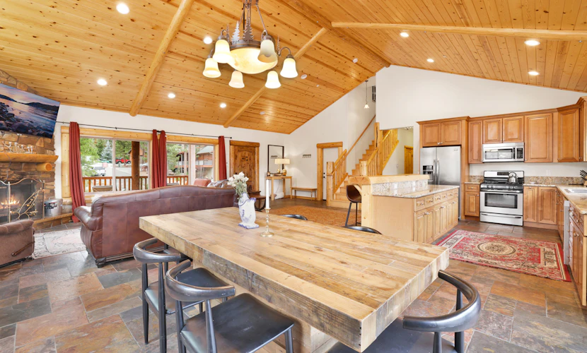 Eagle Ridge Views Log Cabin w/ Hot Tub + Games