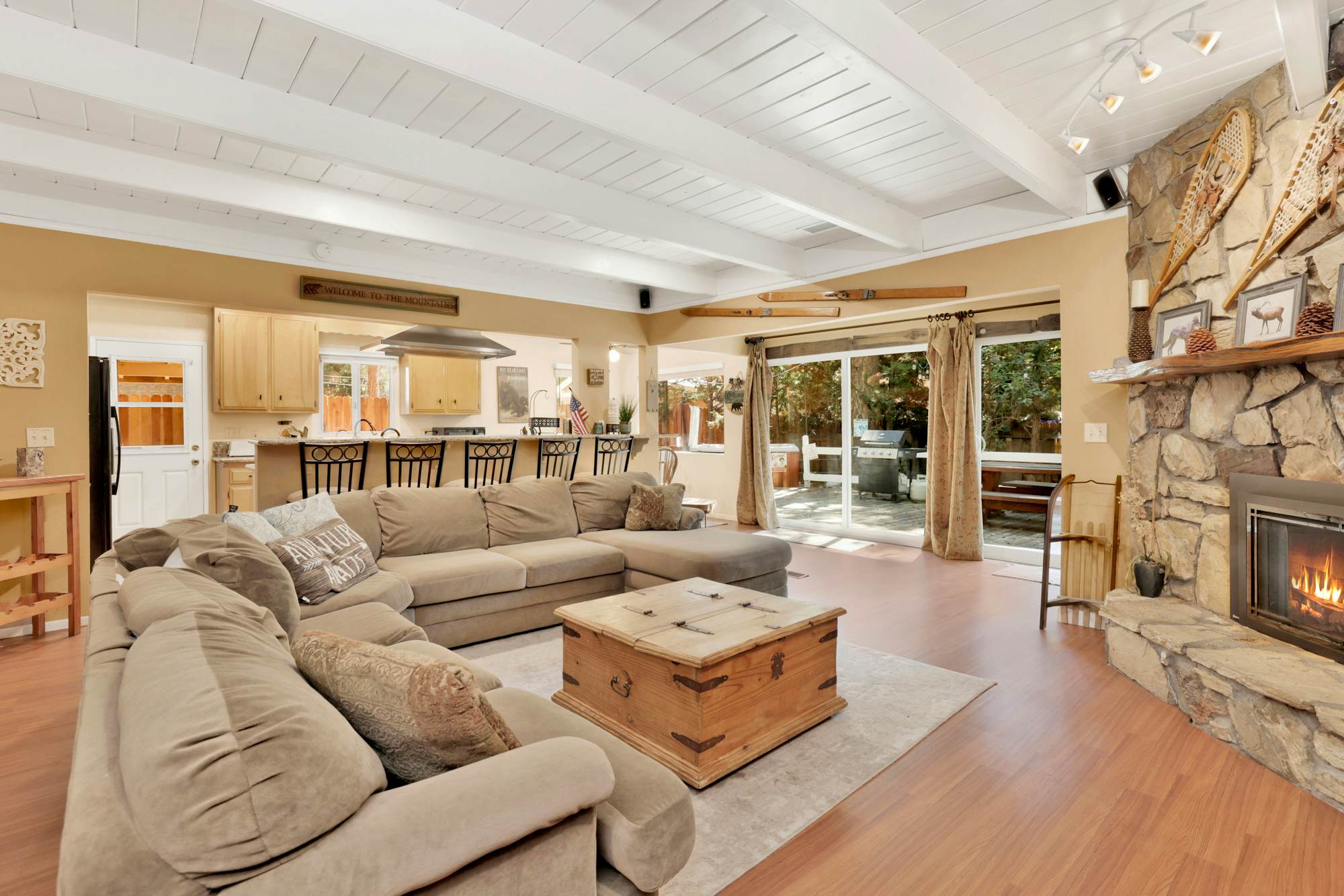 1651-Cozy up to Summit