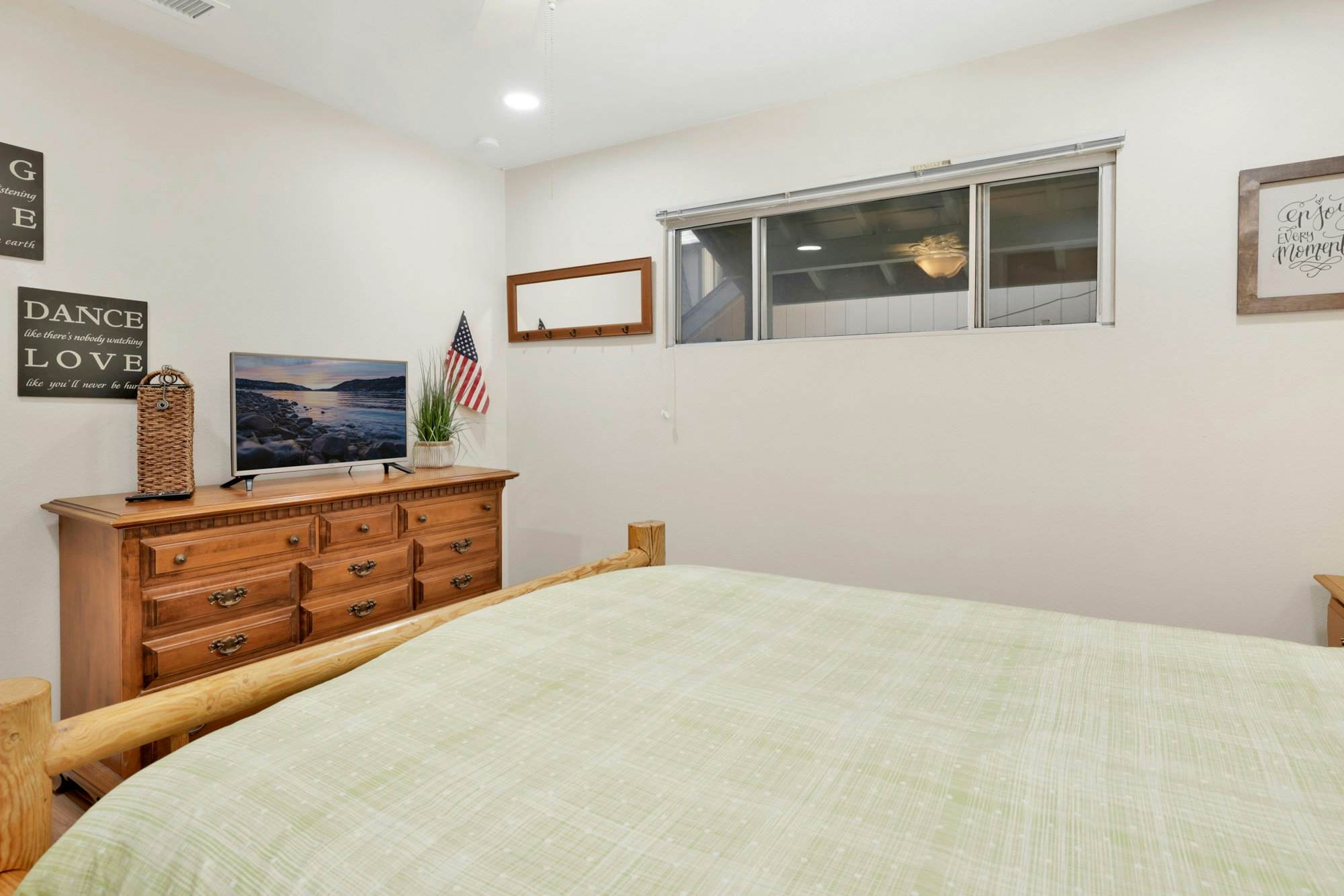 1651-Cozy up to Summit