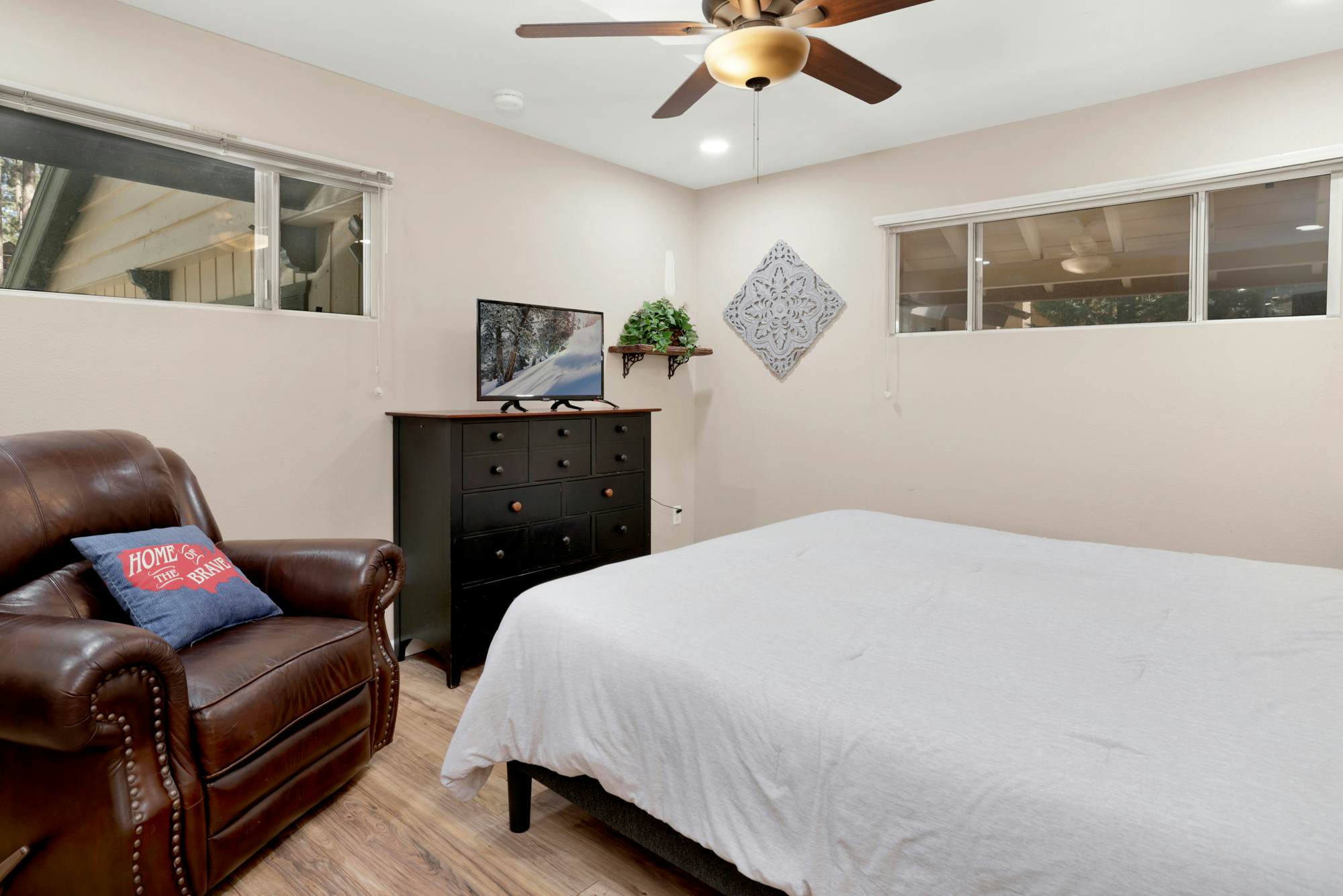 1651-Cozy up to Summit